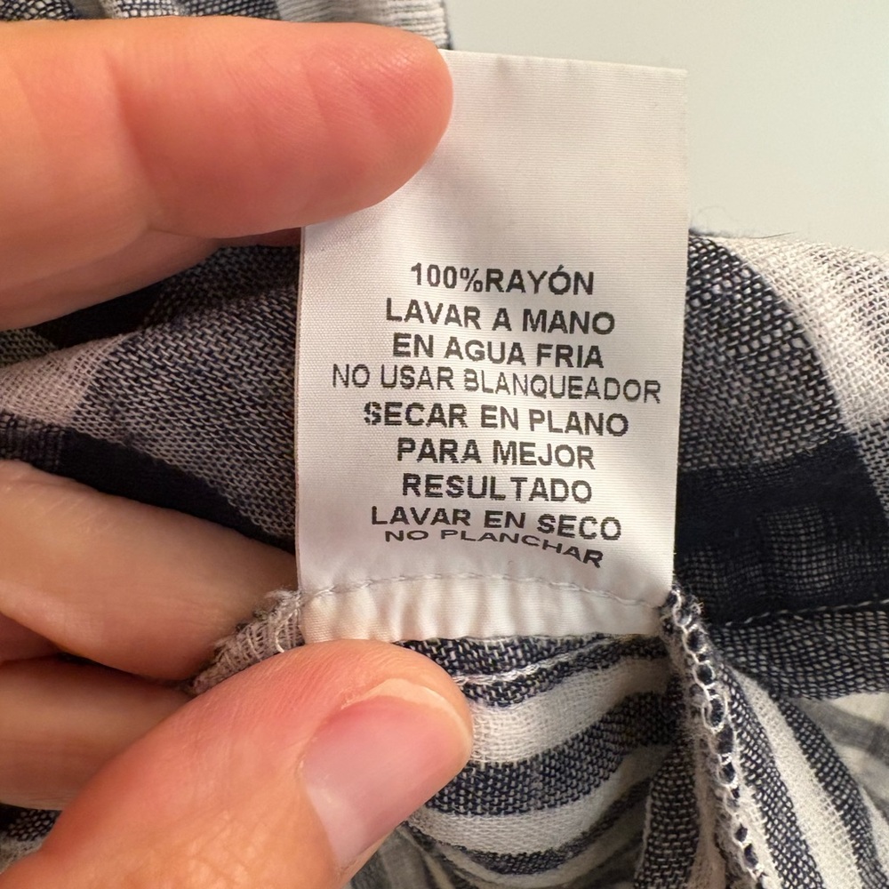 VOY Flutter-Sleeve Gingham Swing Blouse - Picture 4 of 7
